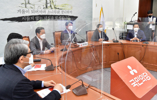 안철수 국민의당 대표가 6일 국회에서 열린 최고위원회의에서 발언하고 있다. 연합뉴스.